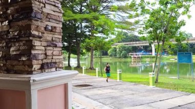 Park 'ın Çardağı, Asyalı Adam Yürüyüş Yolunda Koşuyor