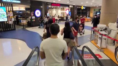 AVM 'de Yürüyen Bir Yürüyen Yürüyen Yürüyen Yürüyen Yürüyen