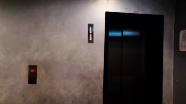 Geceleri asansör kapısının açılmasını bekliyorum.