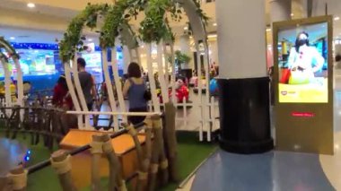 Malezya 'da Bir Alışveriş Merkezinde Dolaşmak 