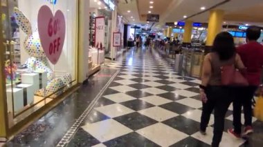 Malezya 'da Bir Alışveriş Merkezinde Dolaşmak 