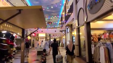 Malezya 'da Bir Alışveriş Merkezinde Dolaşmak 