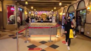 Malezya 'da Bir Alışveriş Merkezinde Dolaşmak 