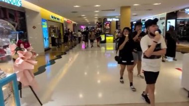 Malezya 'da Bir Alışveriş Merkezinde Dolaşmak 