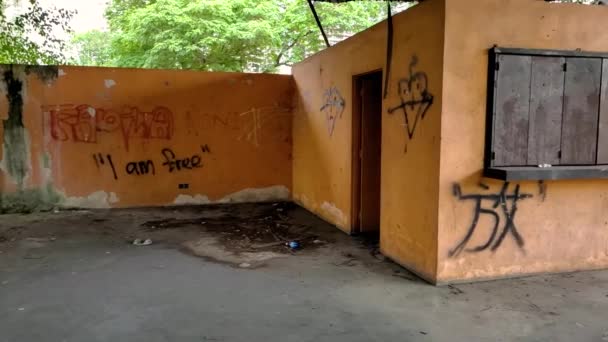 Antigua Cancha Baloncesto Con Graffiti Las Paredes — Vídeo de stock