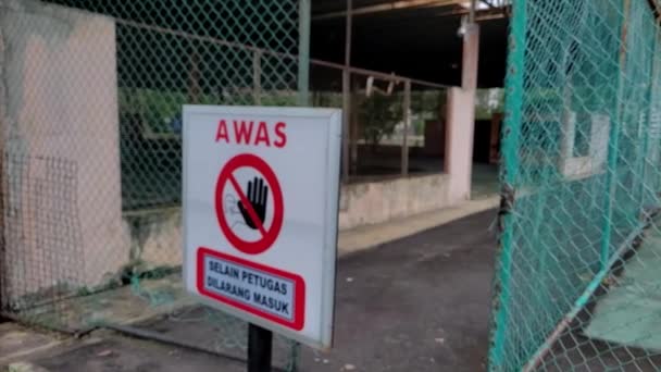 古老的网球场入口 前面有一个警告标志 — 图库视频影像