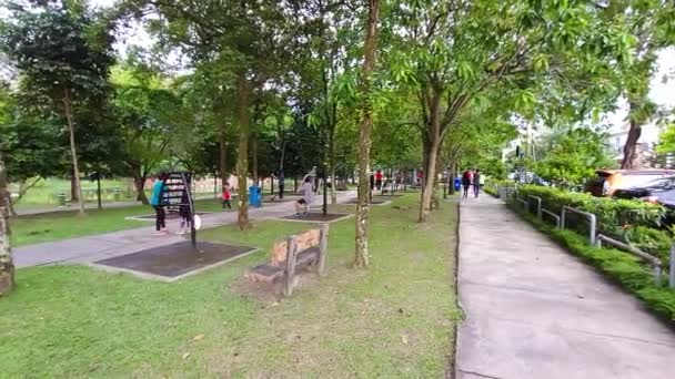 Park Område Med Asiatiska Människor Utövar Och Promenader — Stockvideo