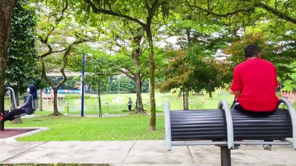 亚洲人休息和锻炼的公园区 — 图库视频影像