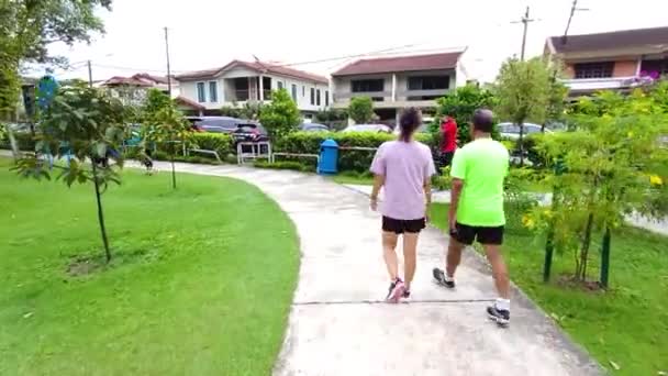 Área Del Parque Con Gente Asiática Caminando Haciendo Ejercicio — Vídeos de Stock
