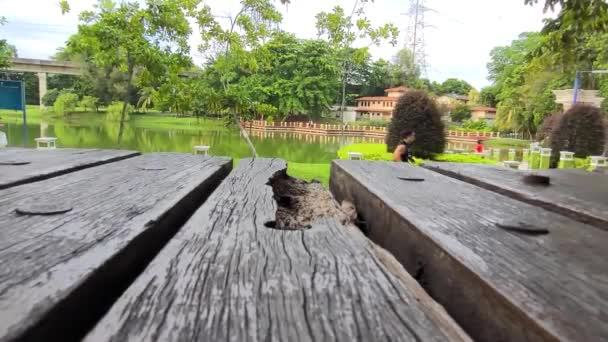 Park Bench Met Aziatische Mensen Wandelen Achter — Stockvideo