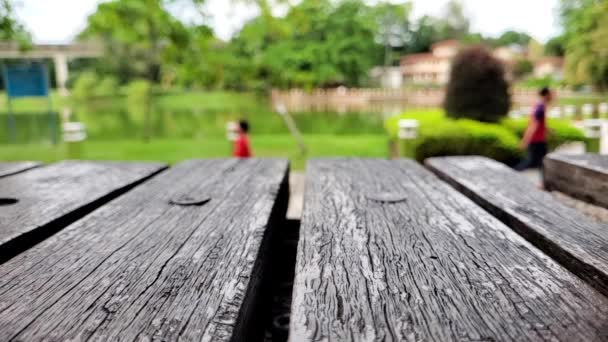 Park Bench Con Gente Asiática Caminando Fondo — Vídeos de Stock