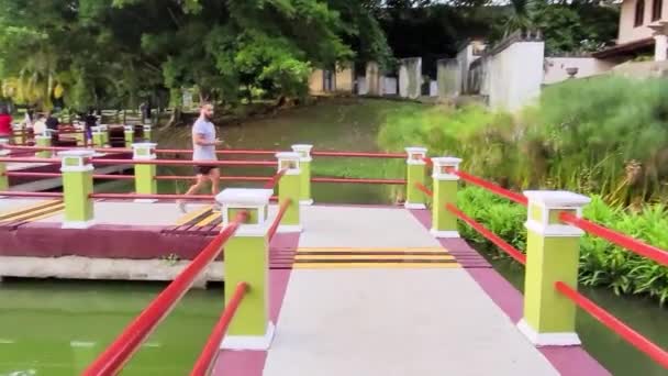 Puente Park Lake Con Hombre Indio Corriendo — Vídeos de Stock