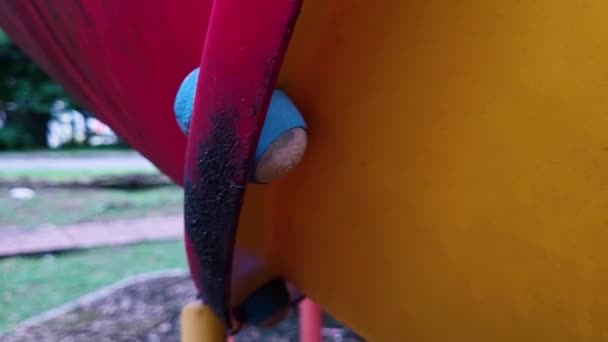 Игровая Площадка Слайд Детей Играющих Нем — стоковое видео