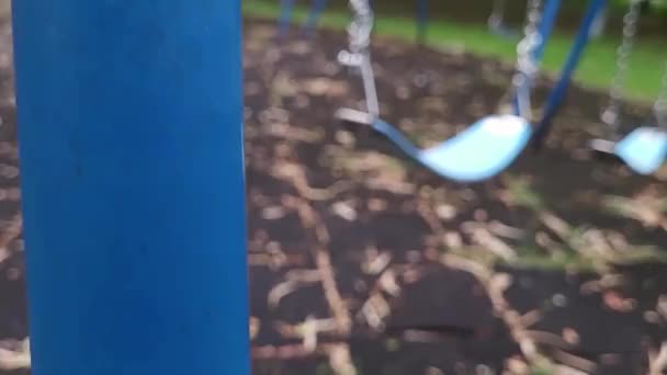 Aire Jeux Avec Balançoires Vides Bleues Arrière Plan — Video