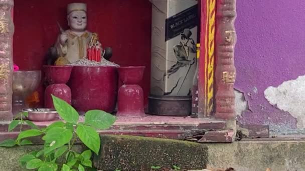Statue Chinoise Religieuse Avec Plante Devant — Video