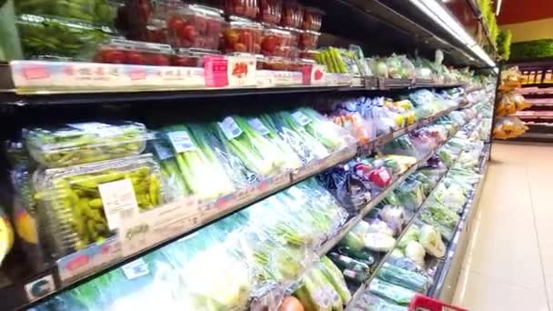 Wandelen Langs Een Vegetarisch Gangpad Bij Een Supermarkt — Stockvideo