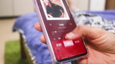 Modern Smartphone 'daki bir müzik uygulamasına bakıyorum. 