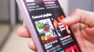 Modern Smartphone 'daki bir müzik uygulamasına bakıyorum. 