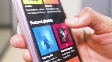 Modern Smartphone 'daki bir müzik uygulamasına bakıyorum. 