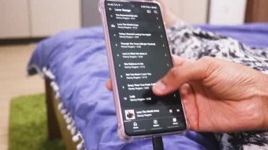 Modern Smartphone 'daki bir müzik uygulamasına bakıyorum. 