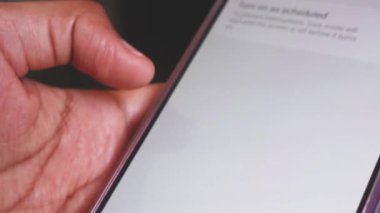 Etnik Eller Telefon Ayarlarını Kontrol Ediyor. Koyu Kip Ayarları
