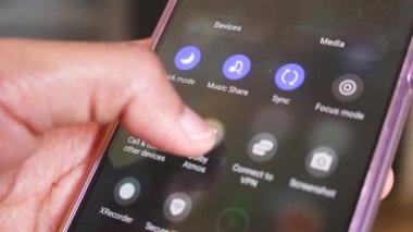 Etnik Eller Telefon Ayarlarını Kontrol Ediyor. Dolby ATMOS Ayarları