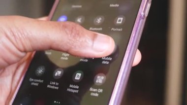 Etnik Eller Telefon Ayarlarını Kontrol Ediyor. Göz Rahatlığı Kalkanı Ayarları