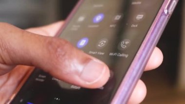 Etnik Eller Telefon Ayarlarını Kontrol Ediyor. Çocuk Ayarları