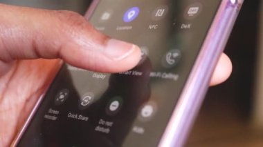 Etnik Eller Telefon Ayarlarını Kontrol Ediyor. Akıllı Görünüm Ayarları