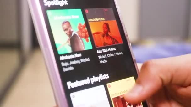 現代のスマートフォンで音楽アプリをチェック — ストック動画