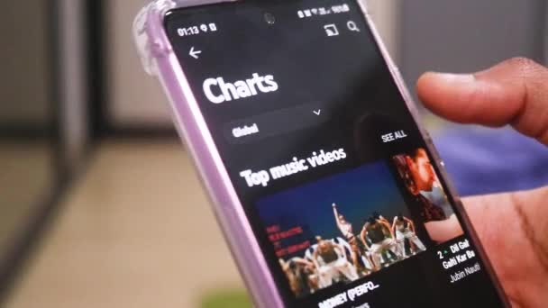 Een Muziekapp Uitchecken Een Moderne Smartphone — Stockvideo