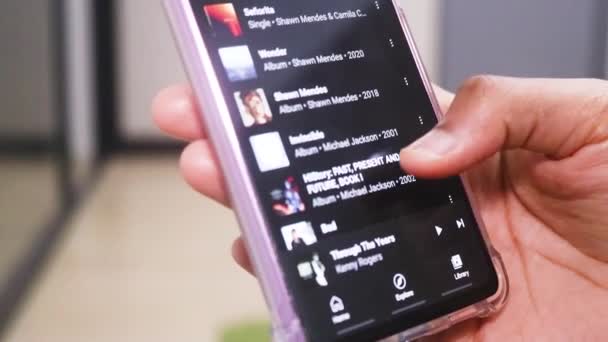 Τσεκάρετε Μια Εφαρμογή Μουσικής Στη Σύγχρονη Smartphone — Αρχείο Βίντεο