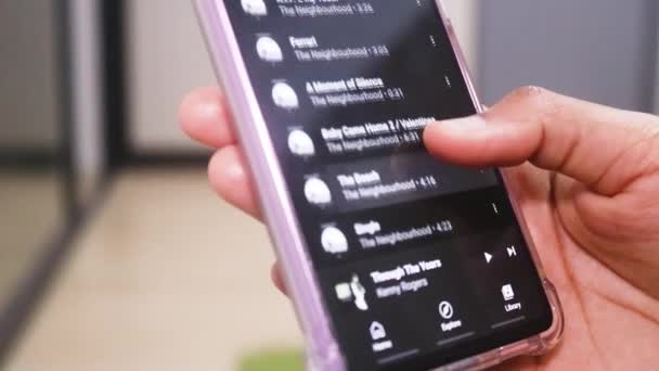 Kontrola Hudební Aplikace Moderním Smartphonu — Stock video