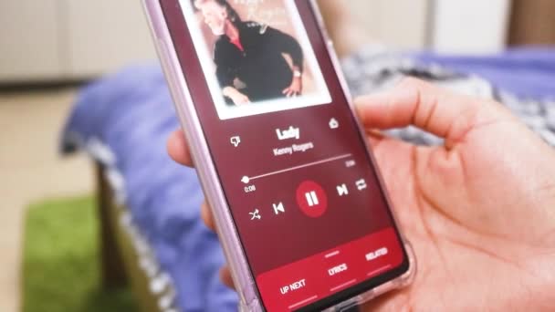 Τσεκάρετε Μια Εφαρμογή Μουσικής Στη Σύγχρονη Smartphone — Αρχείο Βίντεο