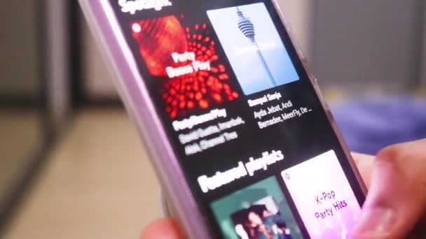 在现代智能手机上查看音乐应用程序 — 图库视频影像