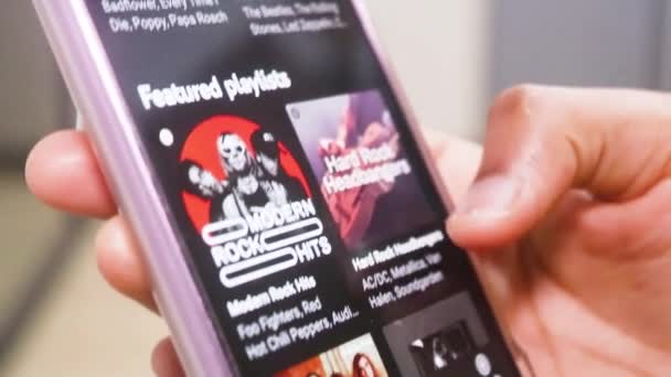 Memeriksa Aplikasi Musik Pada Smartphone Modern — Stok Video