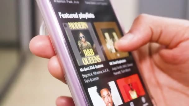 Memeriksa Aplikasi Musik Pada Smartphone Modern — Stok Video