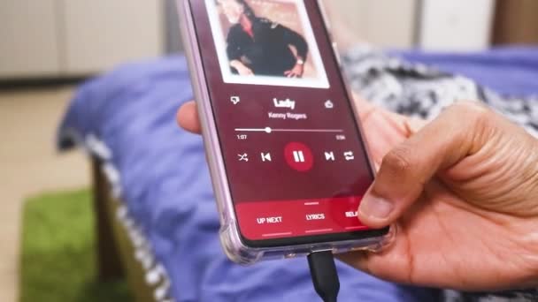 Comprobación Una Aplicación Música Smartphone Moderno — Vídeo de stock