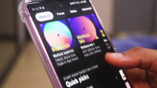 Vérifier Une Application Musicale Sur Smartphone Moderne — Video