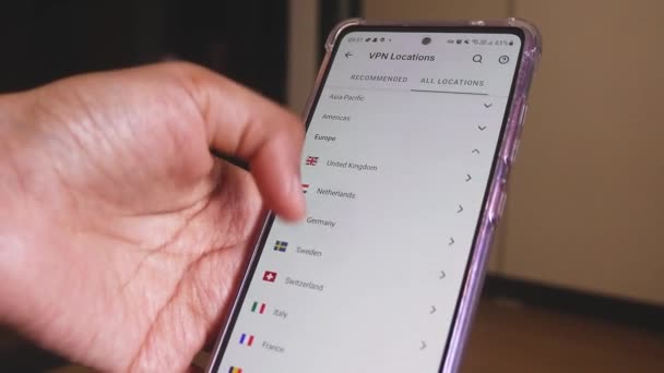 Żeńska Ręka Pomocą Smartfona Łączenia Się Różnymi Lokalizacjami Vpn — Wideo stockowe