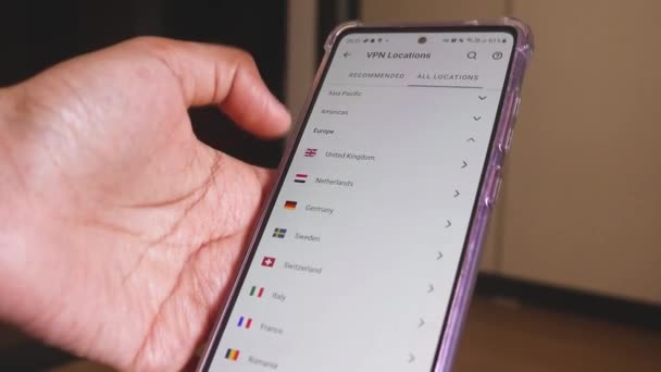 Kvinnlig Hand Använda Smartphone För Anslutning Till Olika Vpn Platser — Stockvideo