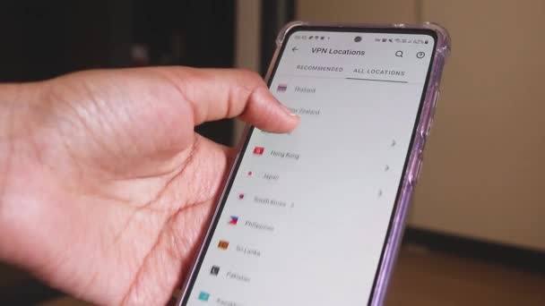 異なるVpnの場所に接続するためにスマートフォンを使用する女性の手 — ストック動画