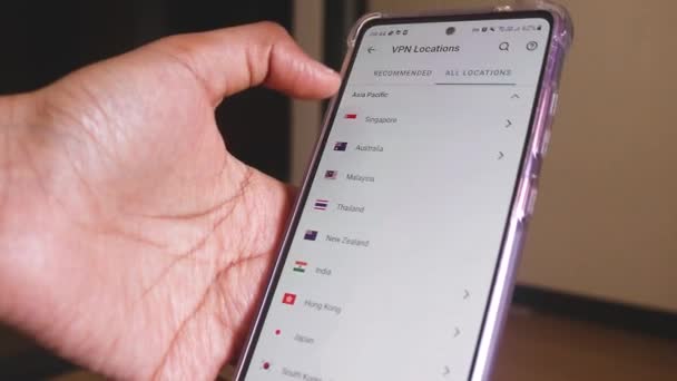 Vrouwelijke Hand Met Behulp Van Smartphone Voor Het Aansluiten Verschillende — Stockvideo