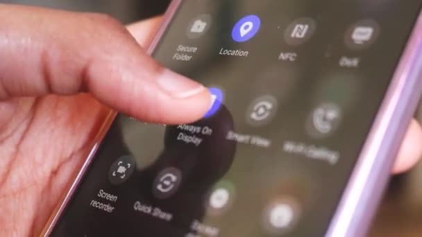 Etnische Handen Controleren Telefooninstellingen Weergave Instellen — Stockvideo
