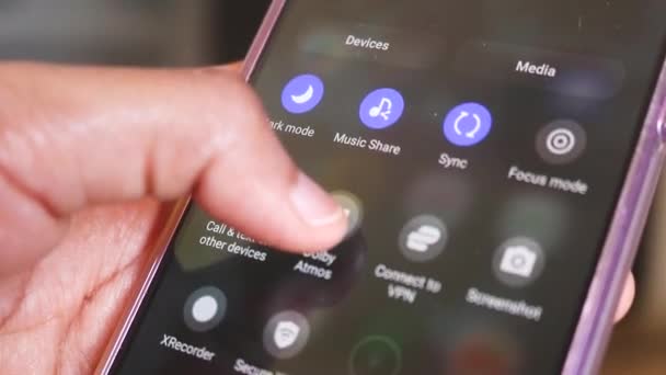 Mani Etniche Controllo Impostazioni Del Telefono Dolby Atmos Impostazione — Video Stock