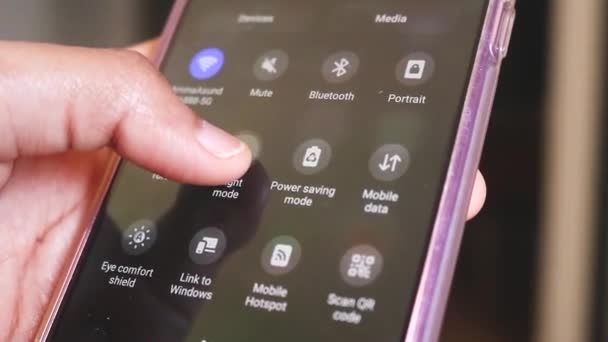 Mãos Étnicas Verificando Configurações Telefone Modo Voo — Vídeo de Stock
