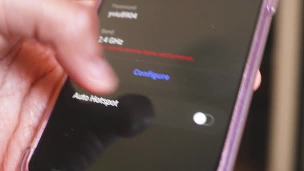 電話の設定を確認する民族の手 モバイルホットスポット — ストック動画