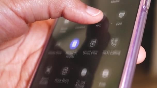 Mani Etniche Controllo Impostazioni Del Telefono Impostazione Nfc — Video Stock