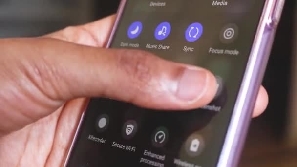 Mãos Étnicas Verificando Configurações Telefone Configuração Tela — Vídeo de Stock