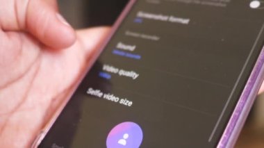 Etnik Eller Telefon Ayarlarını Kontrol Ediyor. Ekran Kayıt Ayarları
